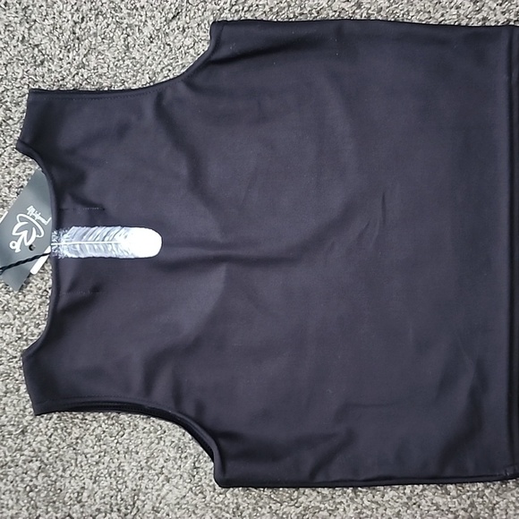 NWT Waterlily designs workout crop top black/white w/feather design size medium - Picture 4 of 6